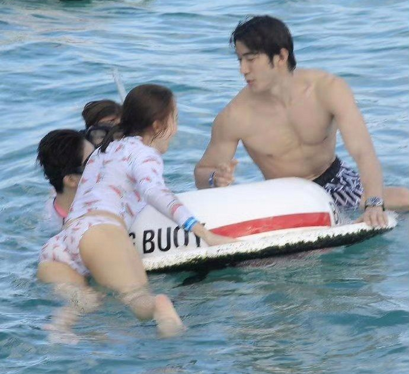 金晨平时看起来是个气质女星,没想到穿上比基尼这么性感豪放,挺纺的