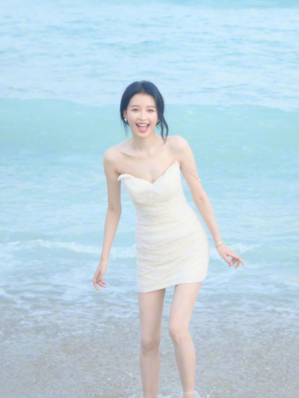 孙怡海边度假写真 !