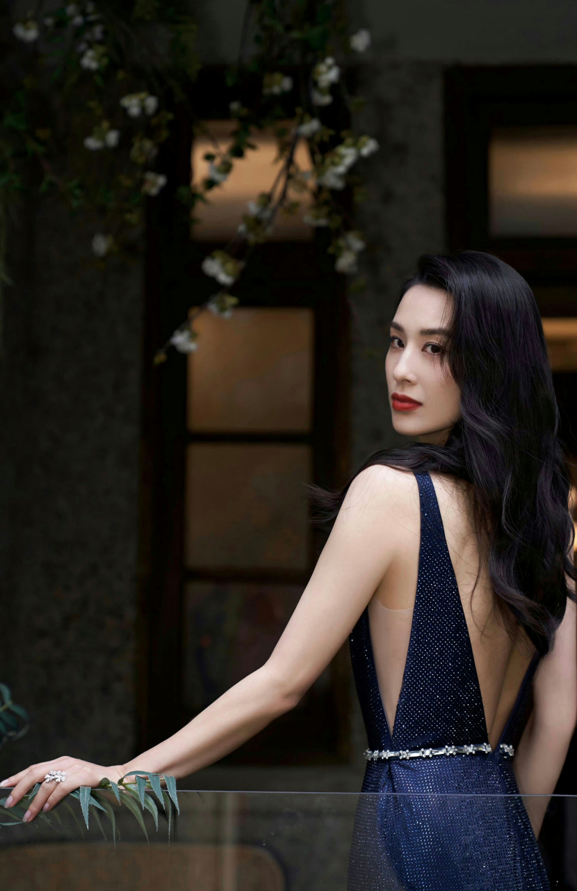 黄圣依是一位备受瞩目的女神,她身上散发出优雅,自信,美丽,聪慧等多重