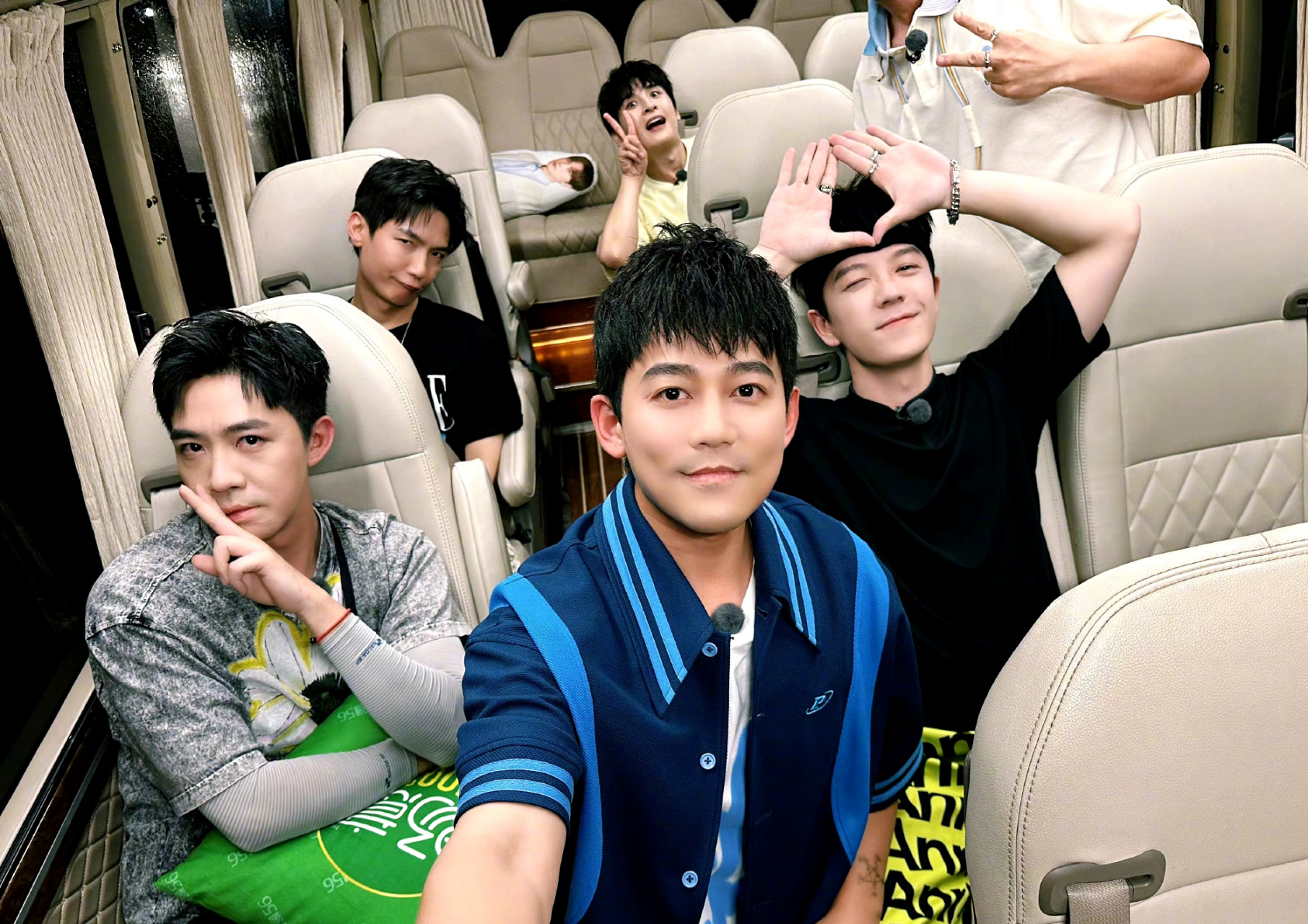 5月6日,综艺《来活了兄弟》杀青了,再就业男团纷纷发文告别.