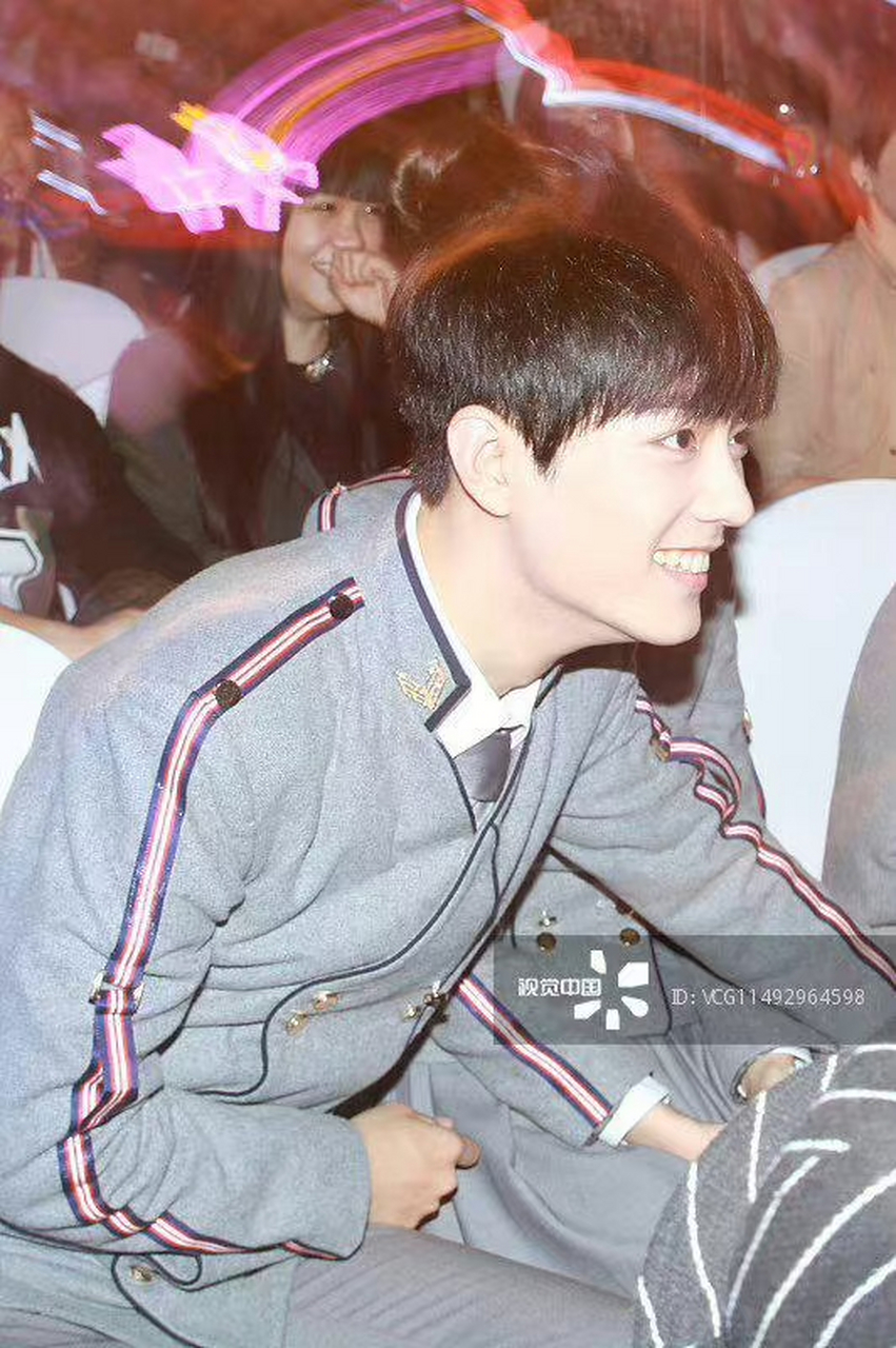 央视镜头下的肖战 侧脸好完美