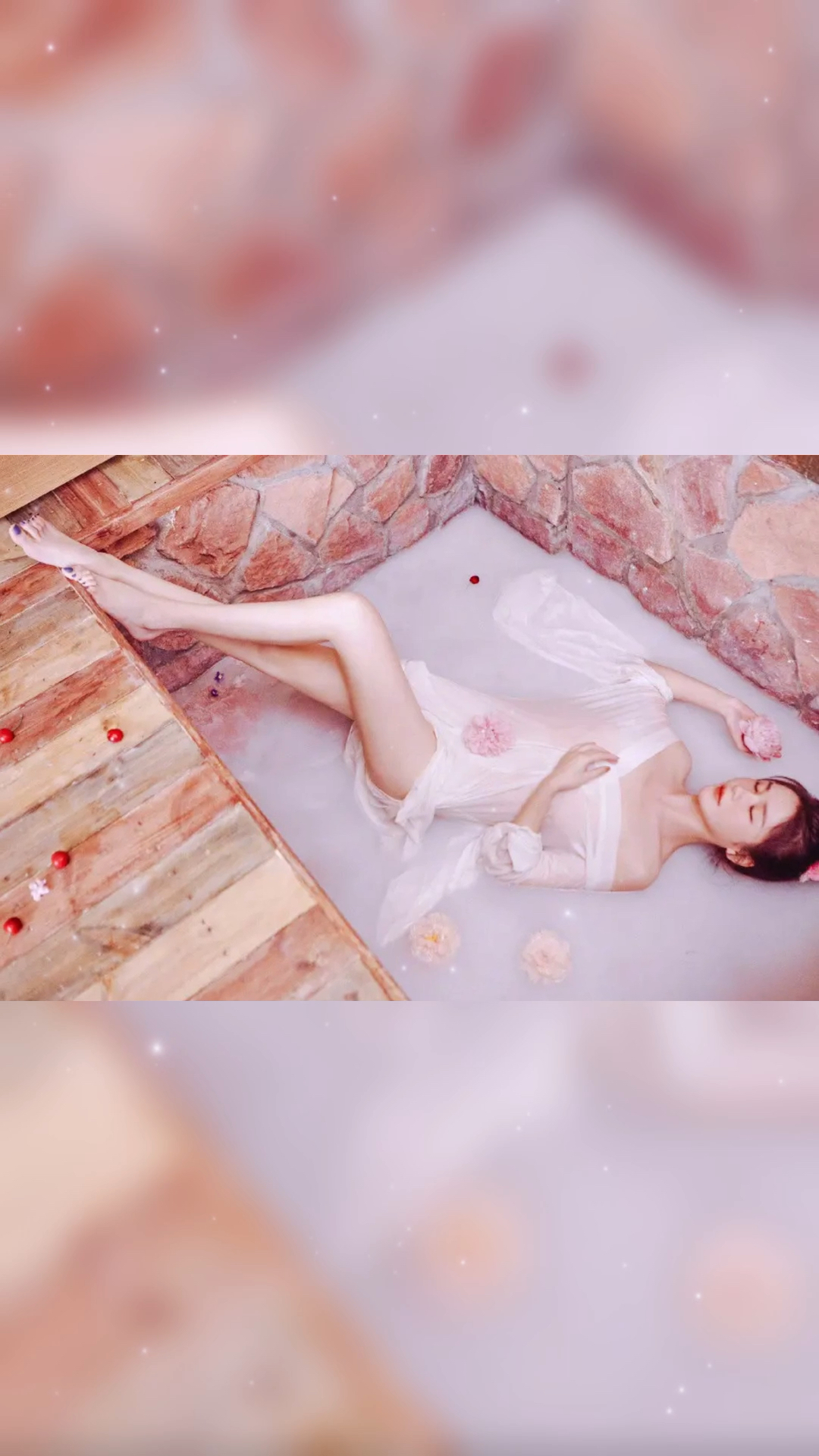 邱意浓身穿白色睡衣展现香肩大长腿这身材是格外让人羡慕了