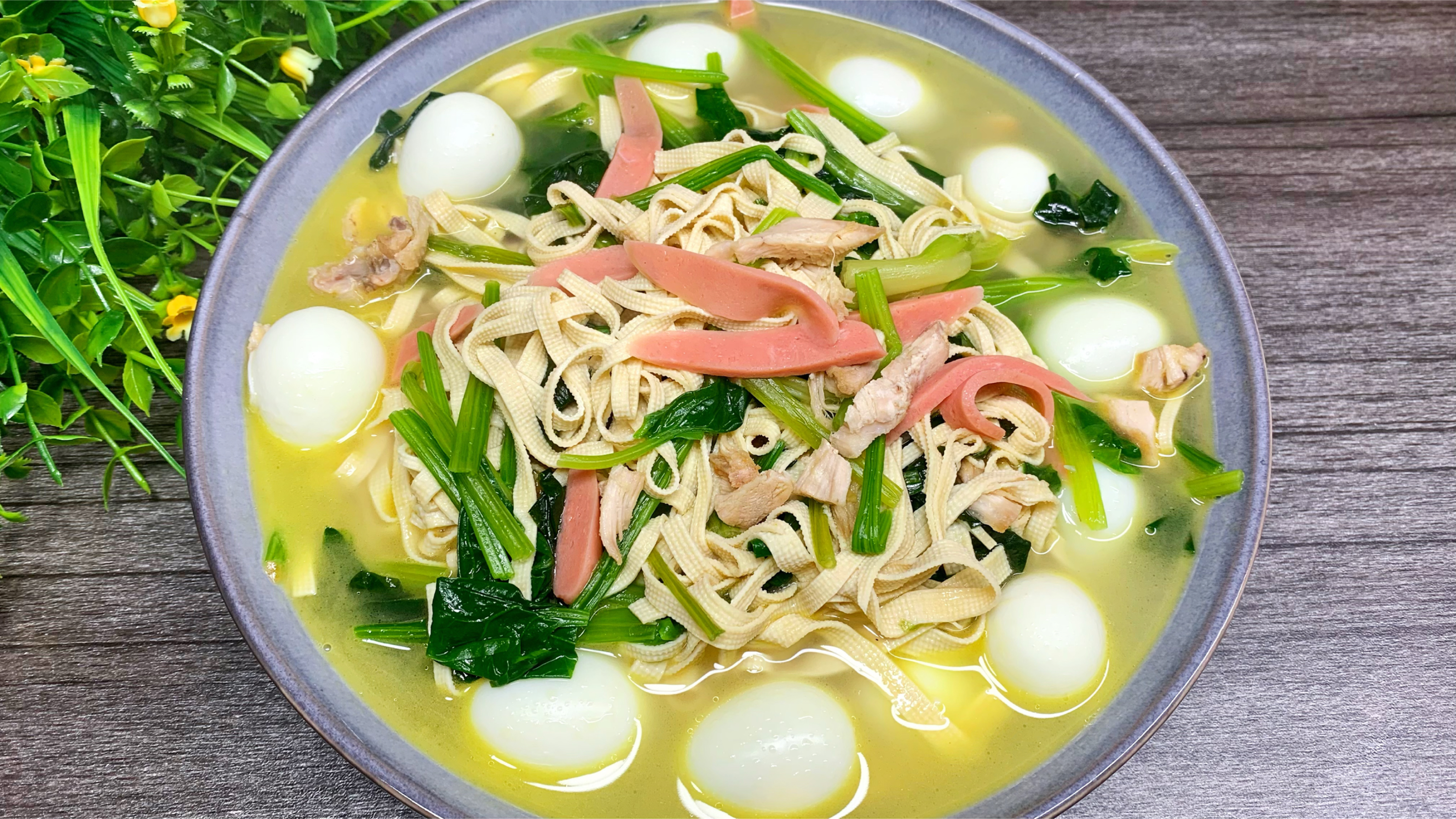 苏北盐城农村美食,菠菜煮干丝,汤鲜美味,营养丰富,全家都爱吃