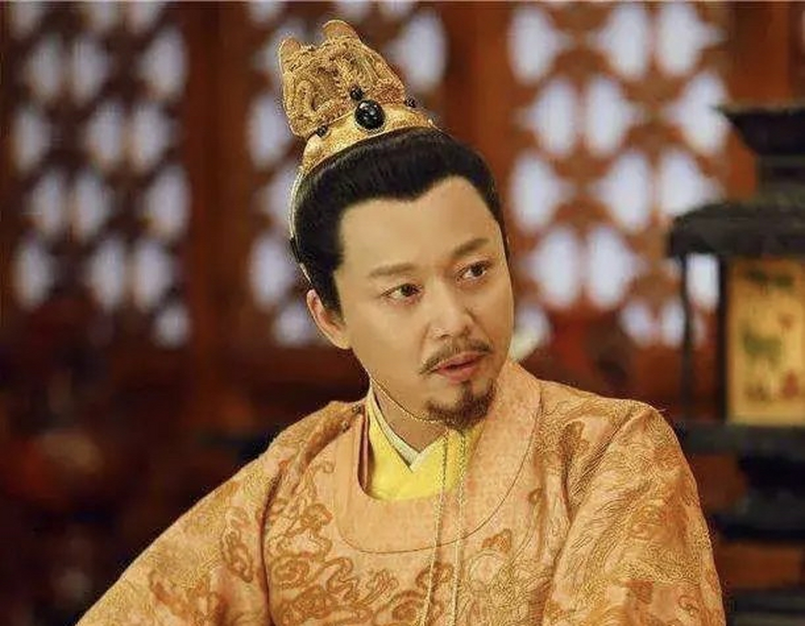 1476年,皇帝朱见深对着镜子哀叹自己老而无子,一旁服侍的太监张敏立即