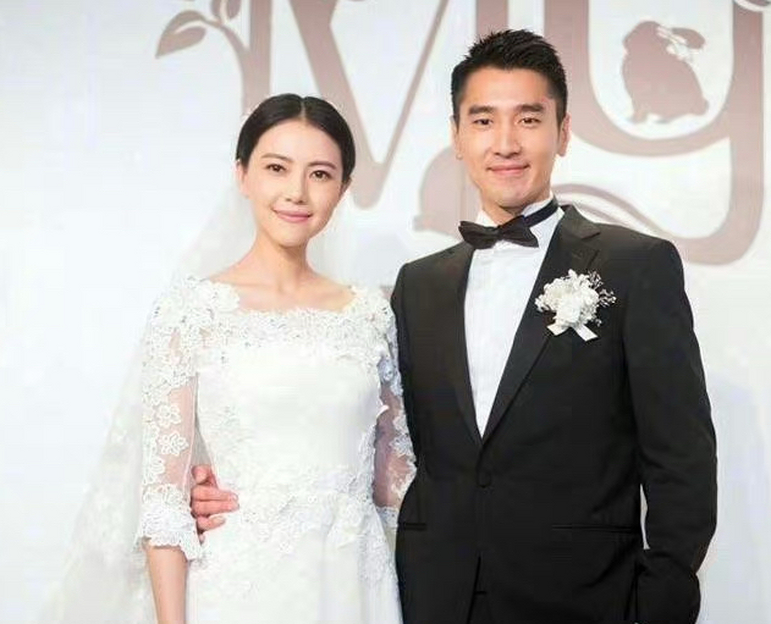 高圆圆牵赵又廷牵手过马路#   真夫妻,无所畏惧!