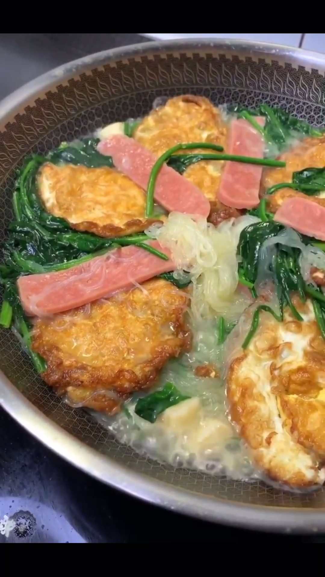 天气转凉了,炖上这样一锅菠菜鸡蛋粉丝汤,美味极了