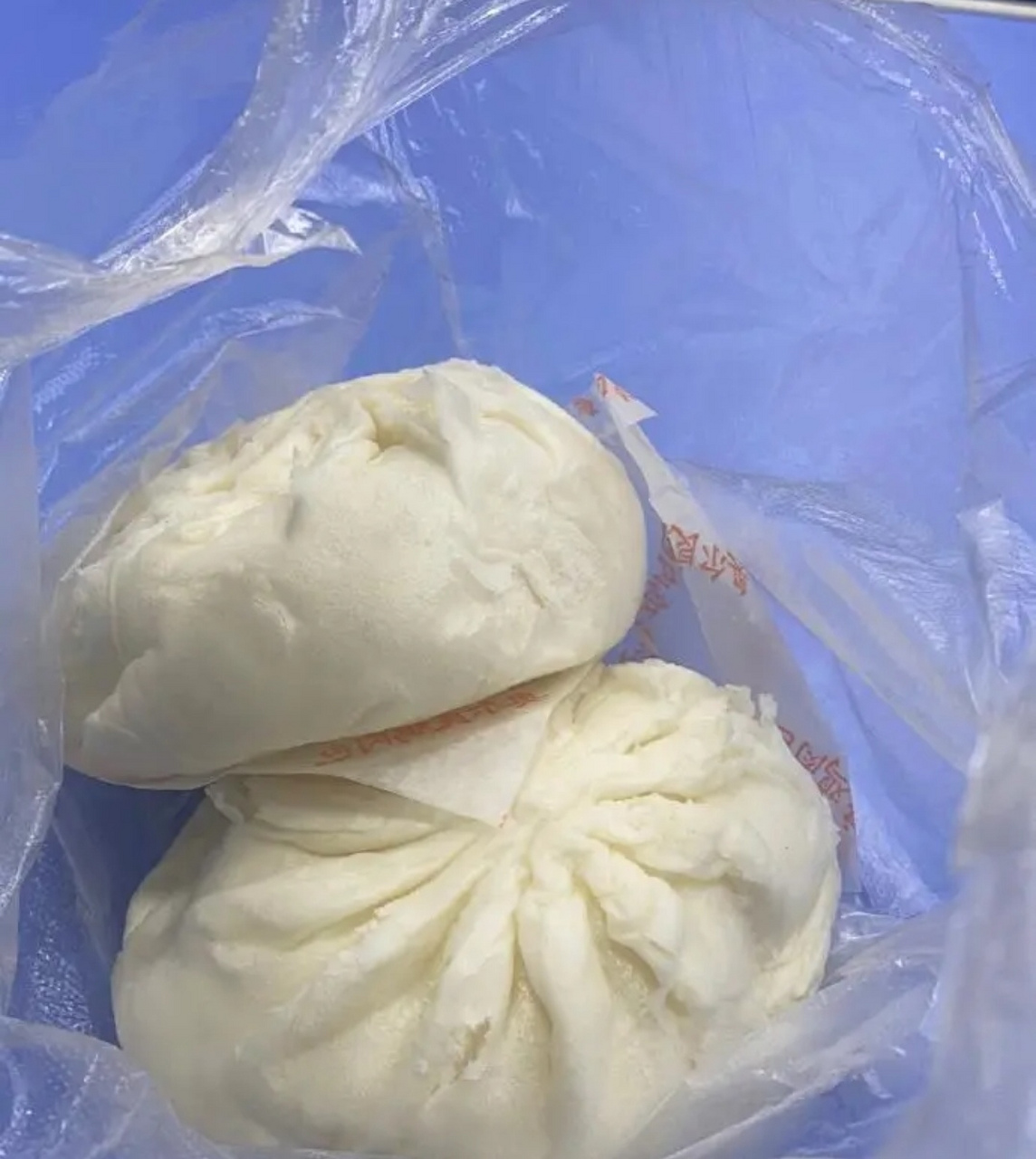 我们大学食堂的包子,四块钱一个,你觉得怎么样?