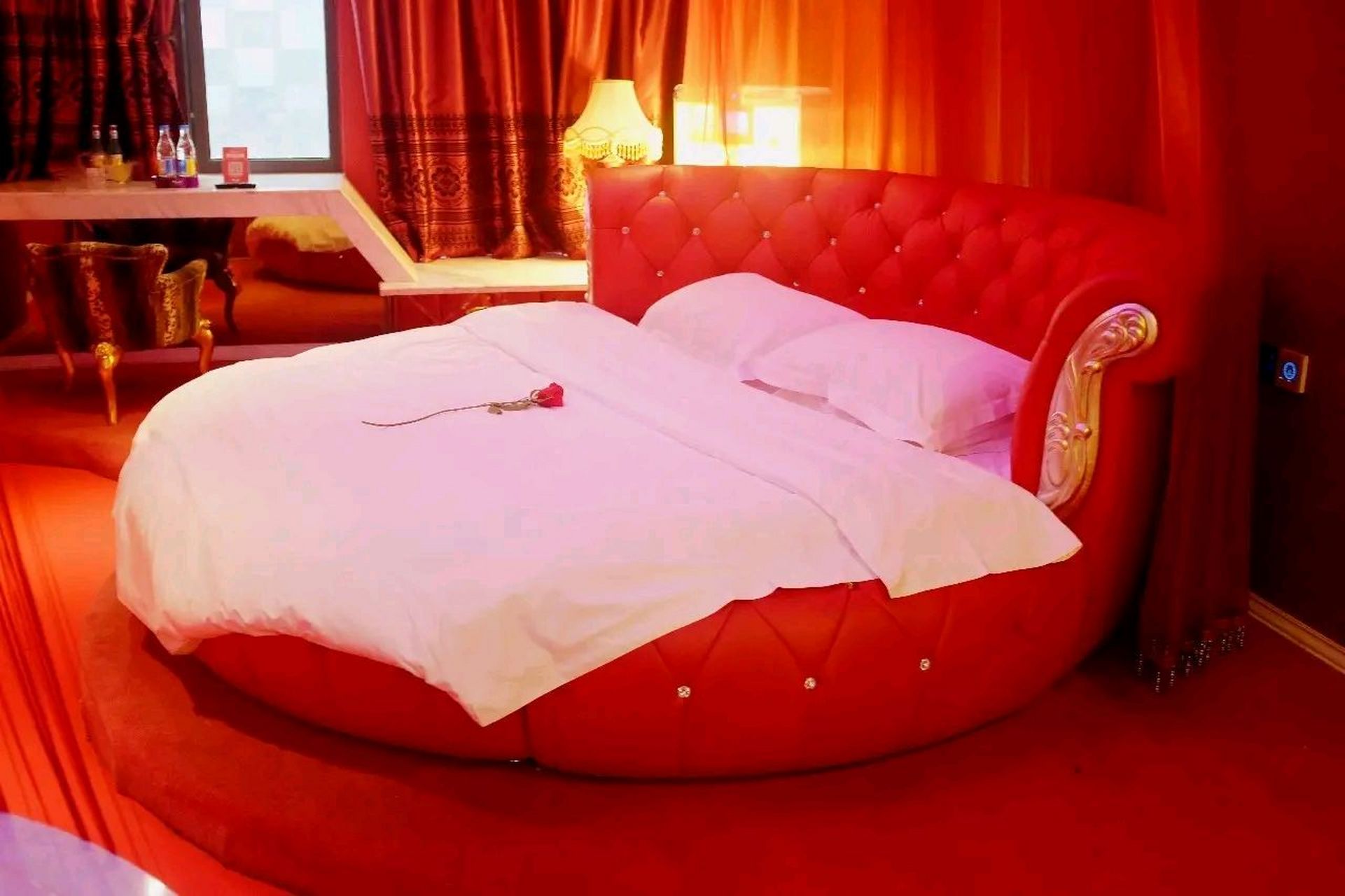 在探讨情趣酒店中圆形床的设计原理和理念时,你可能会感到惊奇,因为