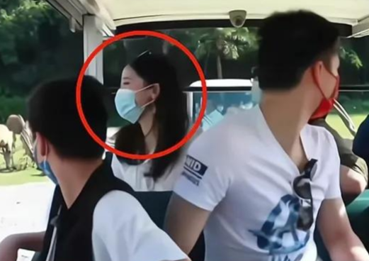 陈艾森与全红婵出游,女友低调现身!颜值很高,不秀恩爱不抢镜头