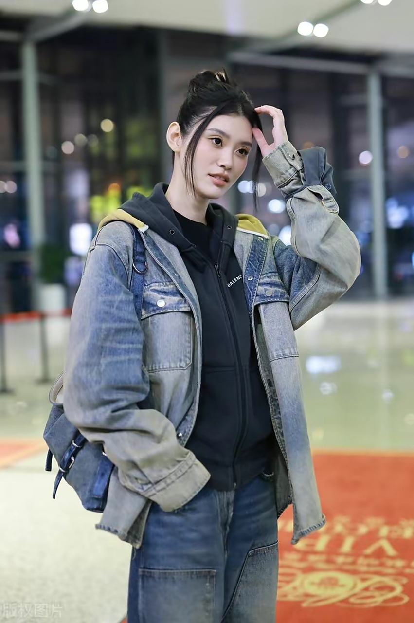 奚梦瑶现身机场,全身牛仔搭配现身虹桥机场青春靓丽