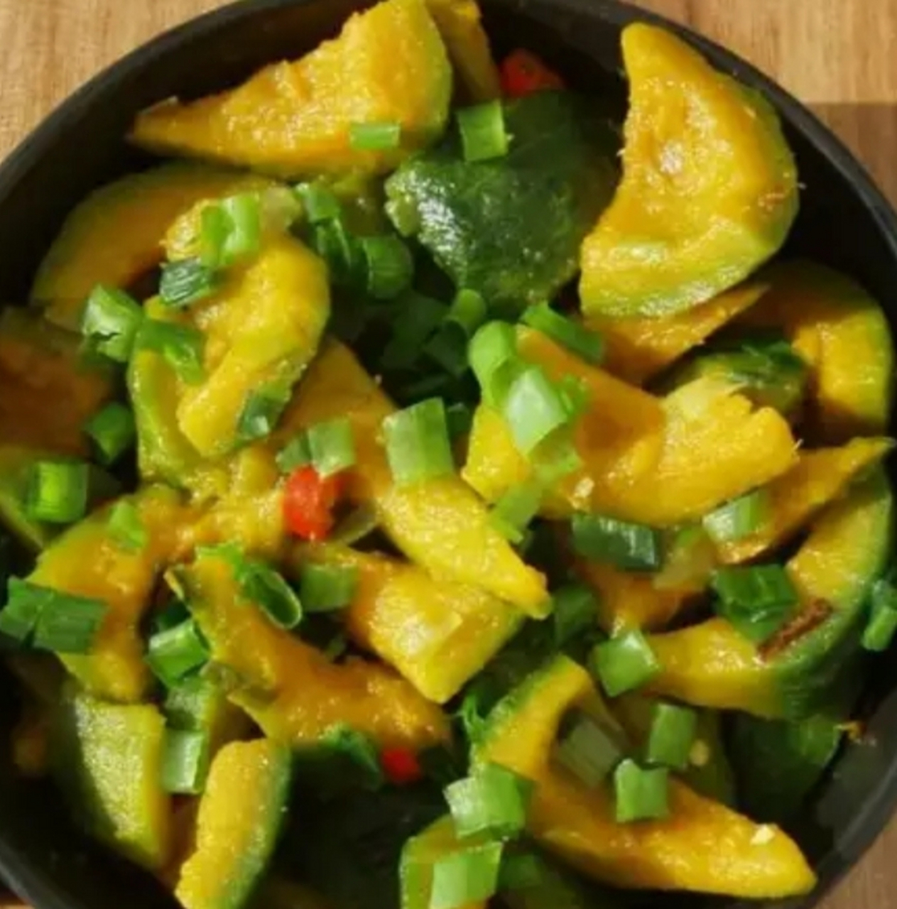 我的美食分享#  葱油南瓜  做法  1:南瓜内瓤去掉,切成小块.