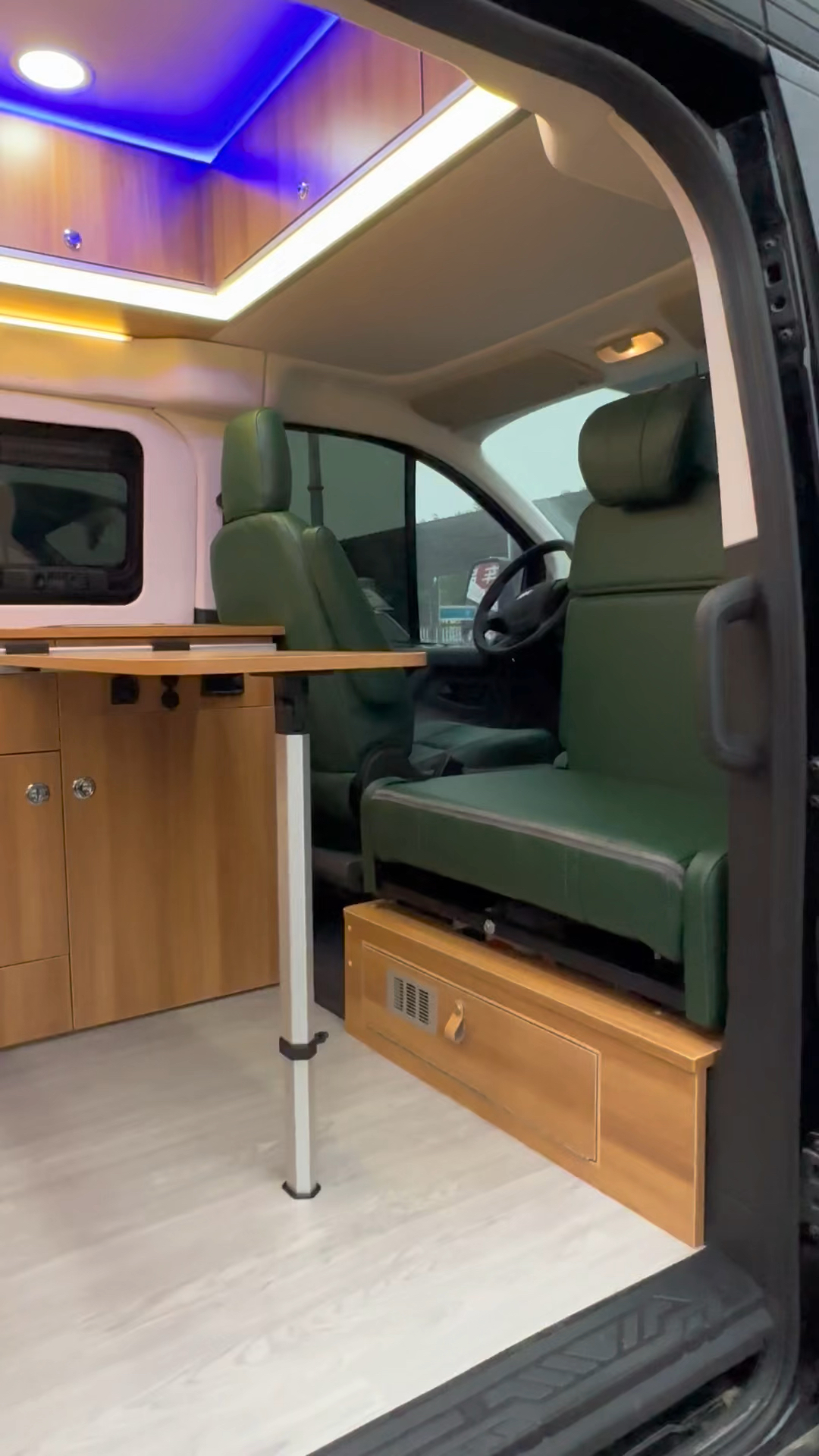 新全顺中轴中顶改装床车,全车纳帕皮软包,后床可变u型沙发布局