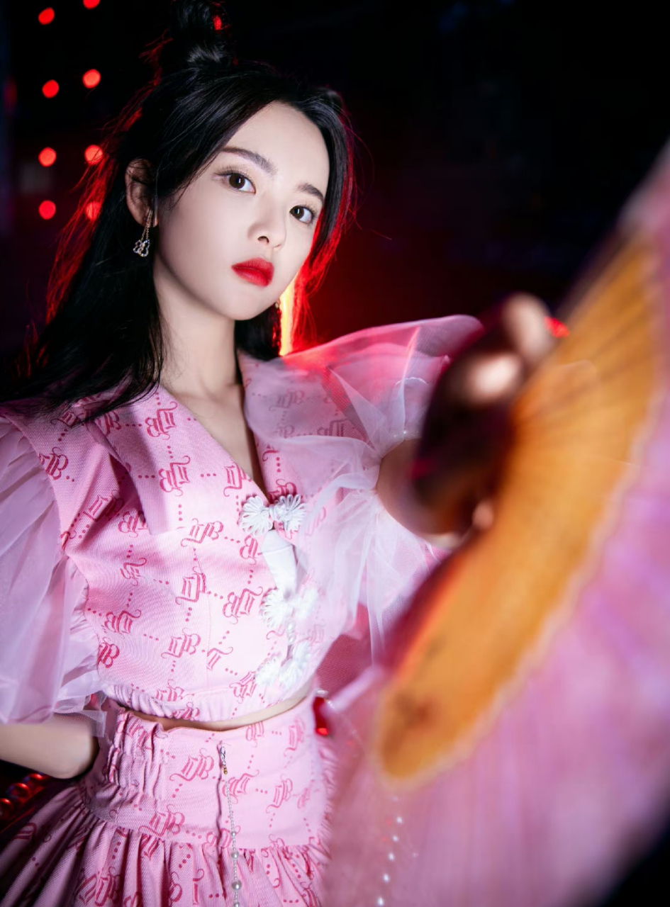 杨超越# 一袭粉色仙女裙,手执粉色竹扇,甜美清纯的容颜,明眸皓齿