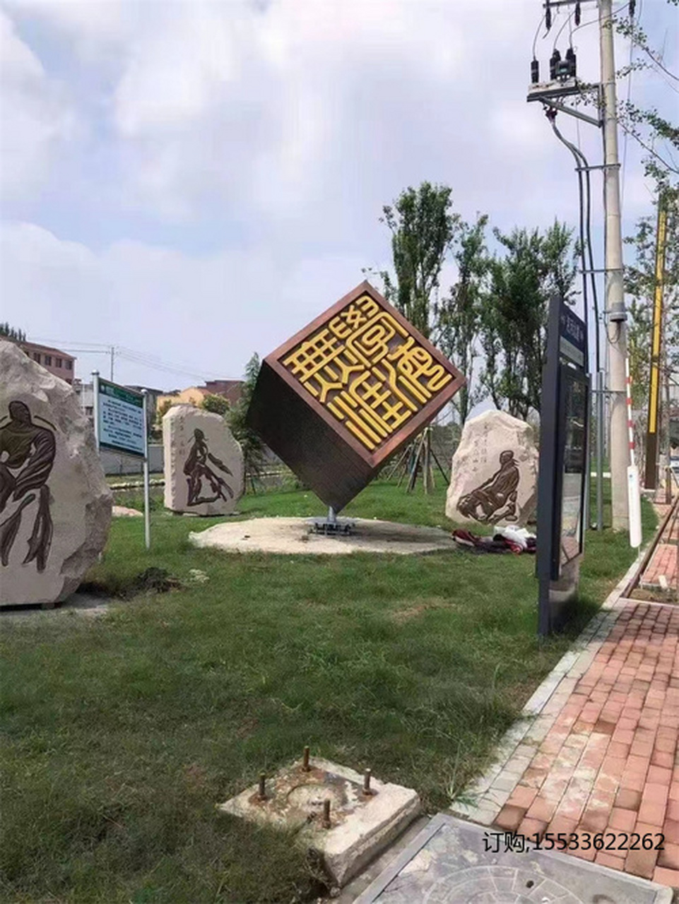 不锈钢魔方雕塑是一种比较简单的雕塑,只要做到线条平直,造型仿真
