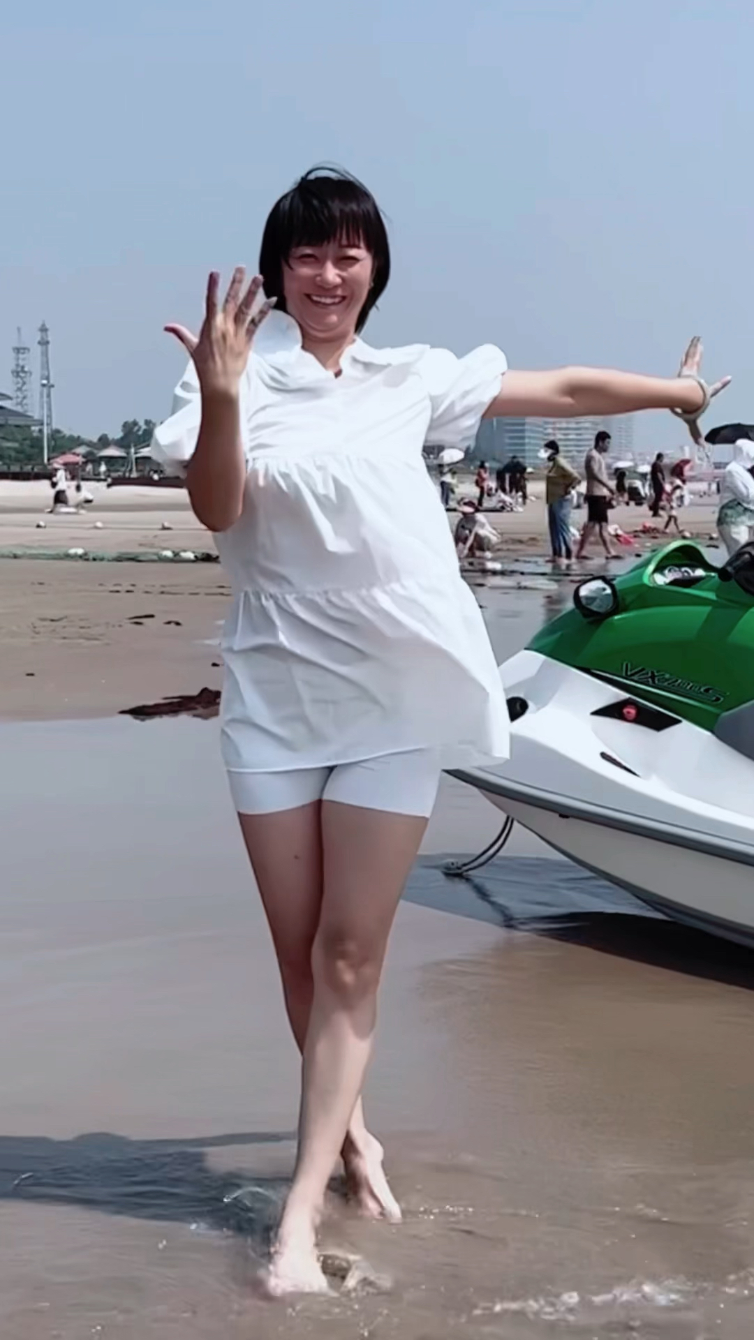 唐山网红小芳海边即兴表演,真美!