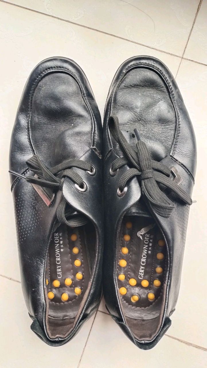 前几天,我把老公不穿的旧皮鞋挂在闲鱼网上拍卖.