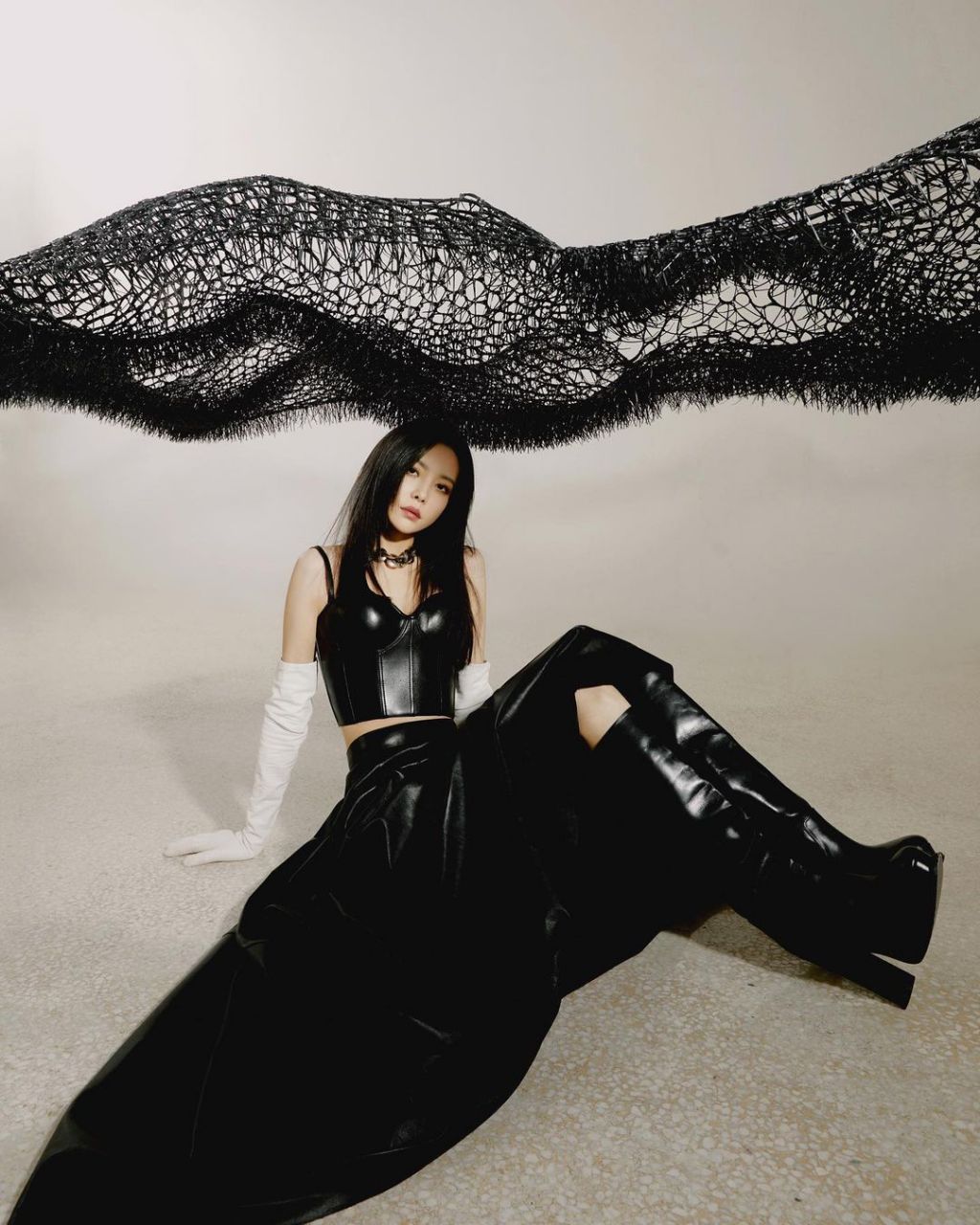 于文文给《势界》拍的杂志写真照片. 整个黑色系风格也是很炸裂的.