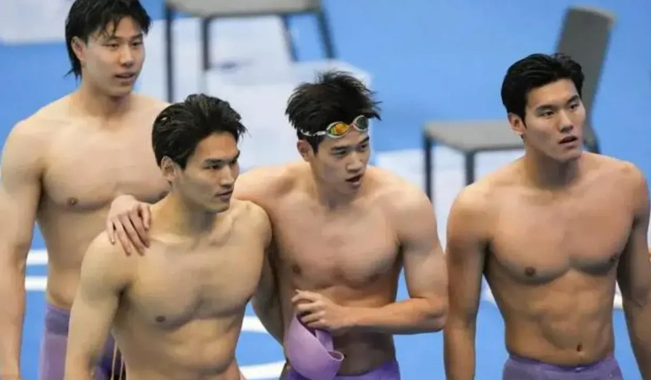 不得不说这届中国游泳队男队员的泳裤让我"刮目相看",好像是穿着三角