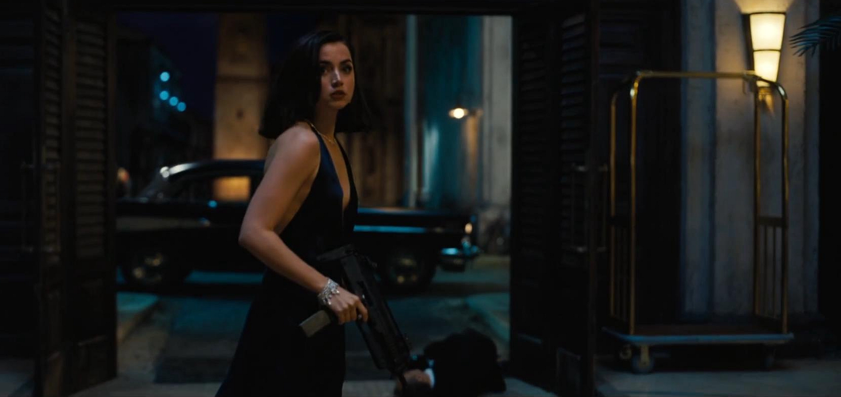 出场不多的美女特工帕洛玛 手持mp7