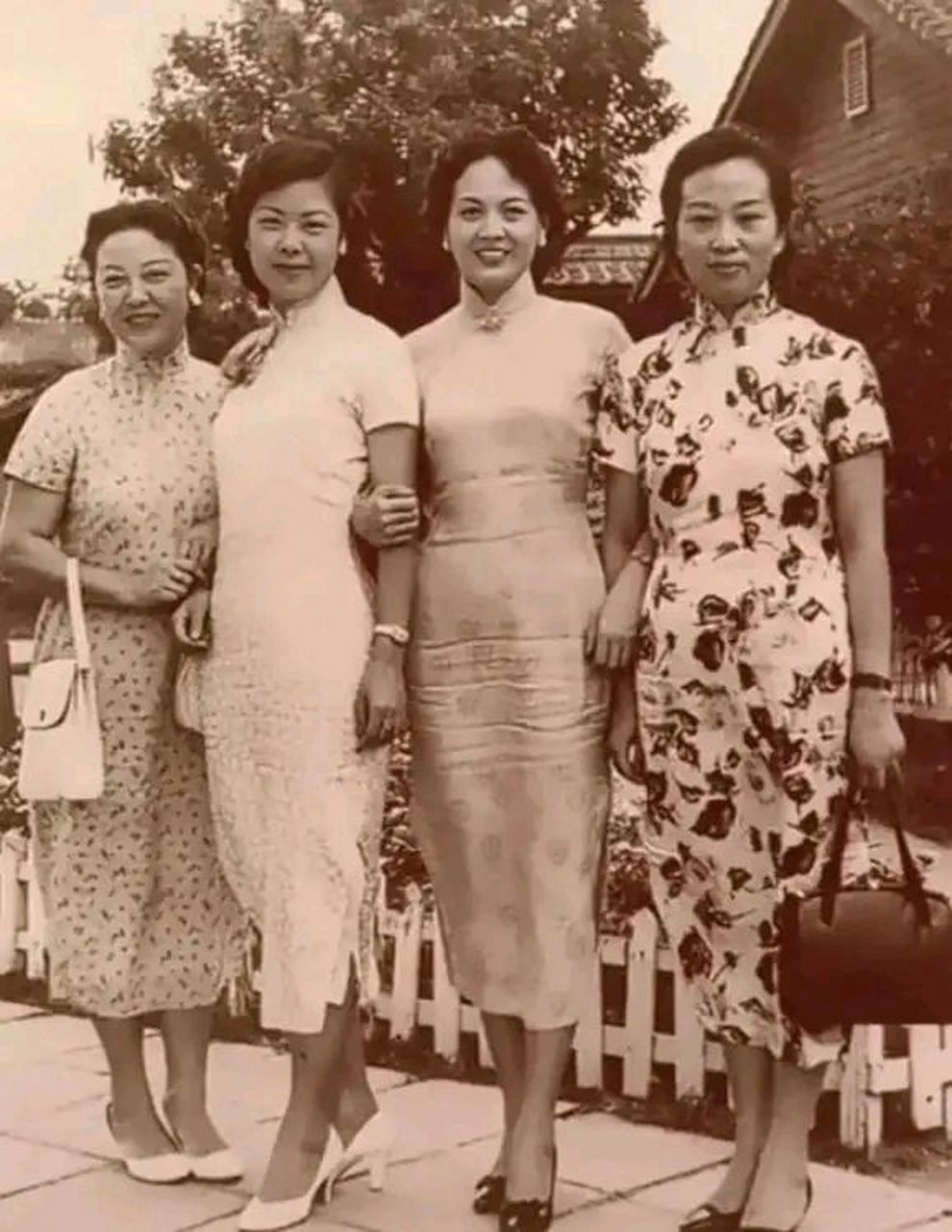 民国时期,四位富家太太午后散步合影.