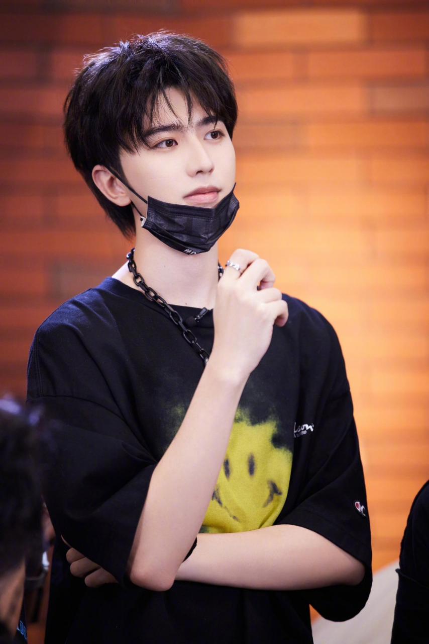 1,蔡徐坤的团队过去是他亲妈一人管理,他团队离职率还挺高的,因为他