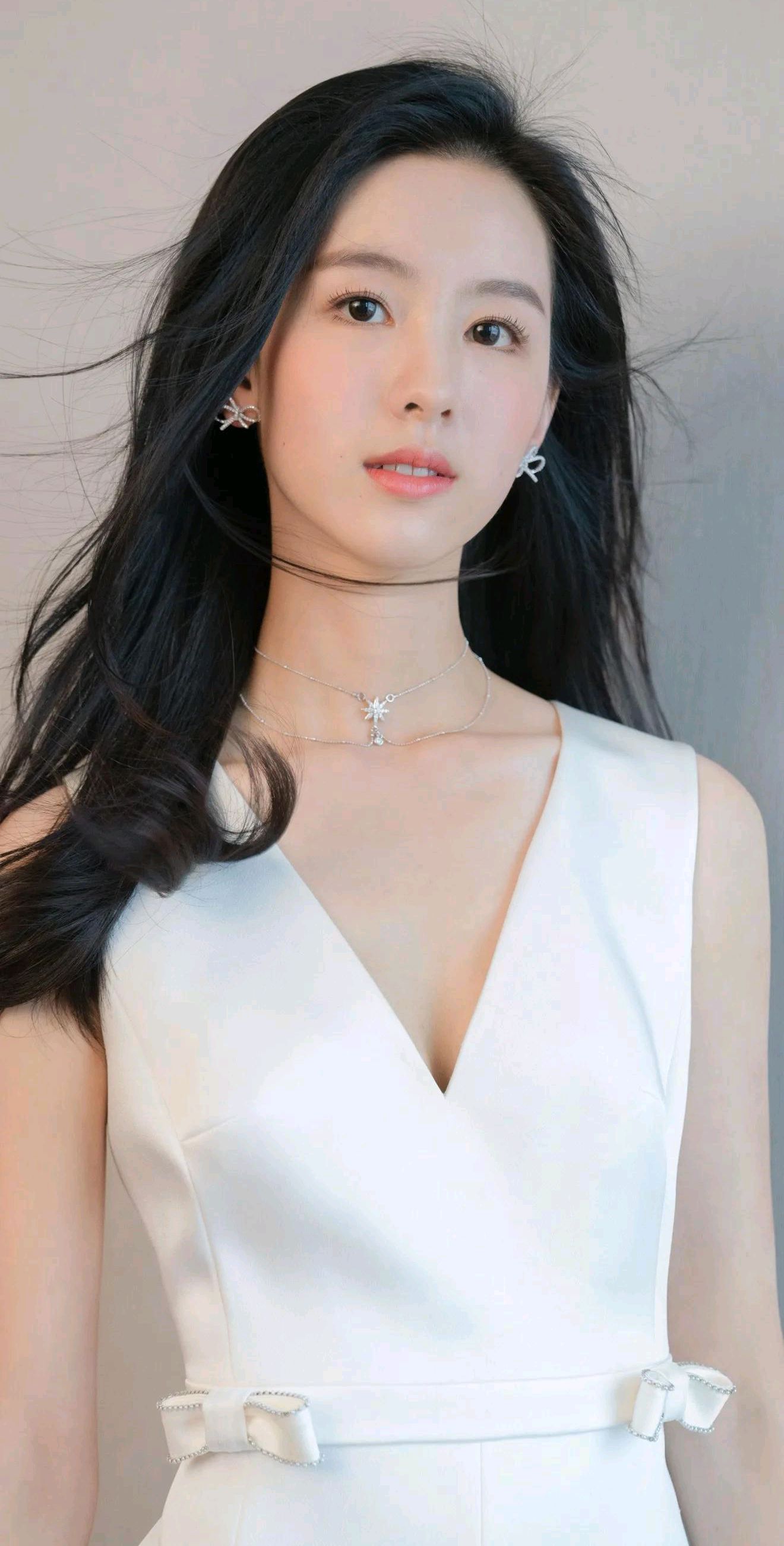 气质美女陈都灵,肤白貌美,令人怦然心动