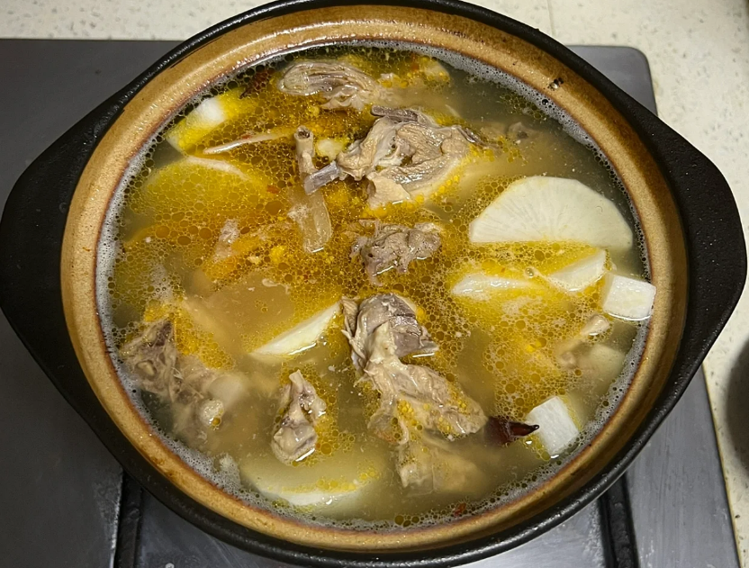 超暖胃的酸萝卜老鸭汤,鸭肉软烂入味,汤汁酸辣过瘾,做法简单