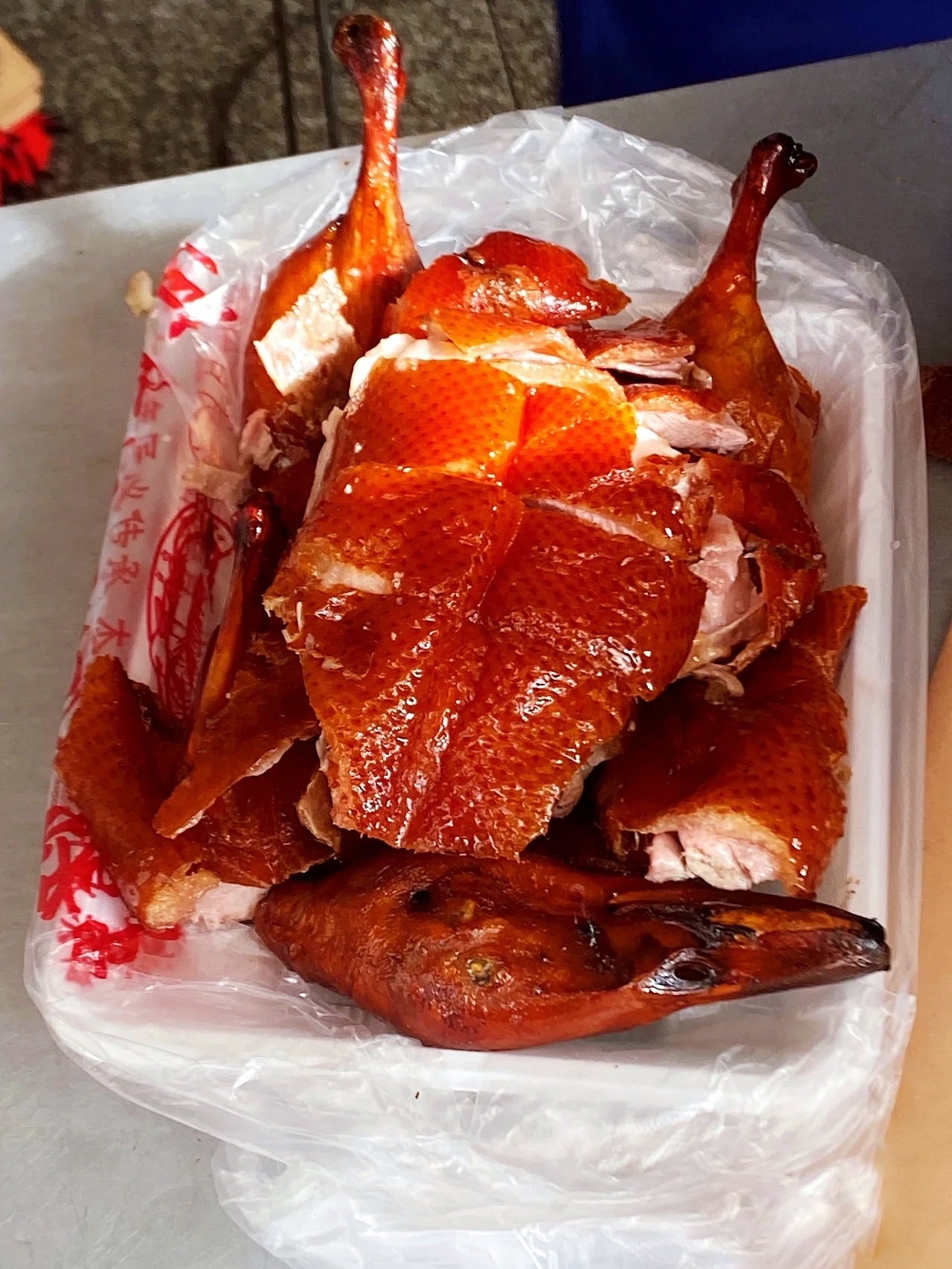 宜良烤鸭40年老店"狗街老杨烤鸭店",肥瘦相宜,皮酥脆,内香嫩,光亮油润