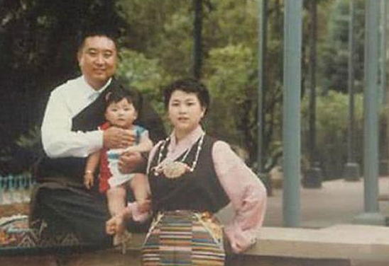活佛十世班禅大师,40岁娶上将24岁孙女为妻,唯一女儿现状如何?