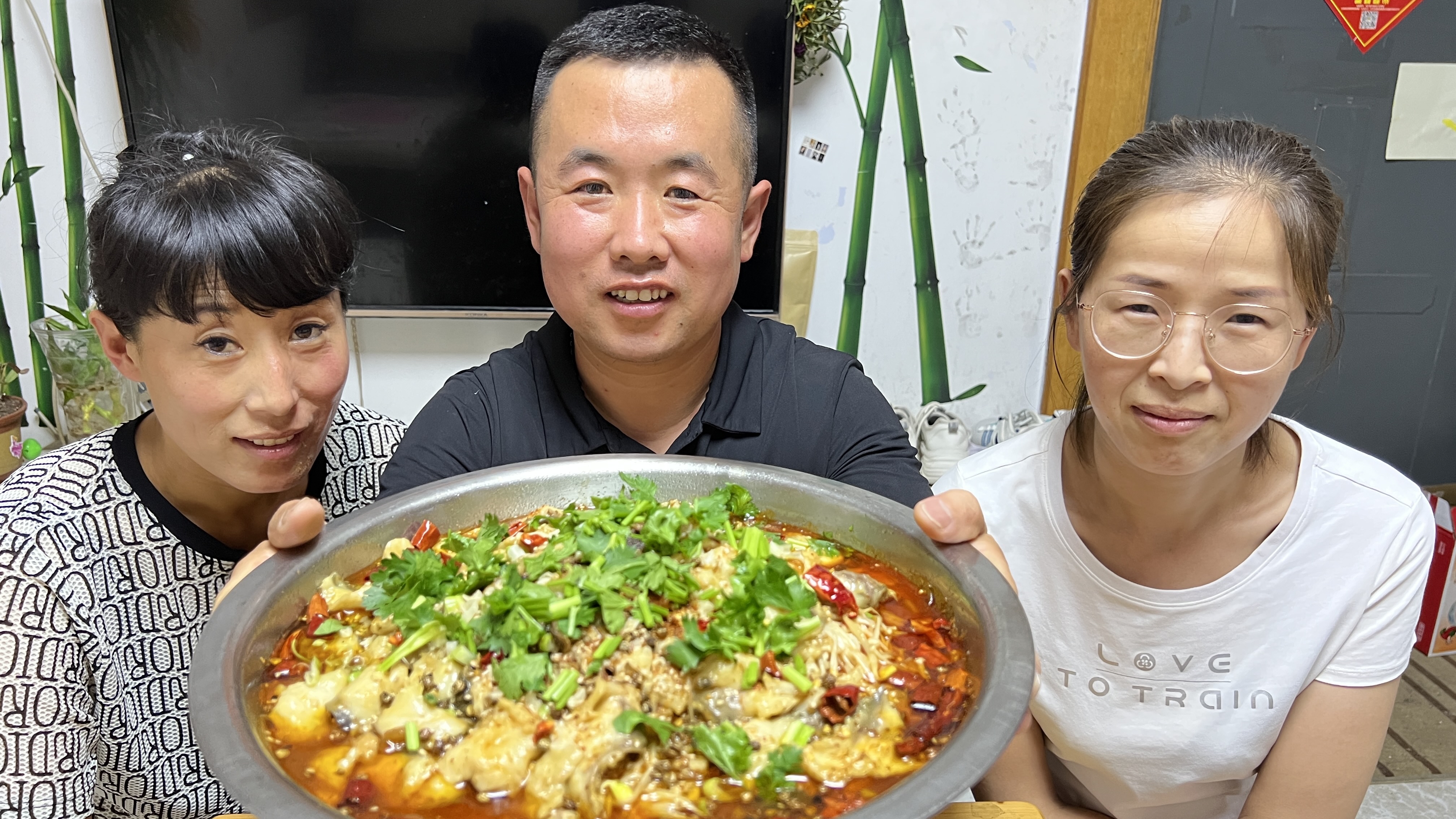 锅哥“秘制水煮鱼”,鱼片上浆鸡蛋这样放,媳妇夸比饭店好吃