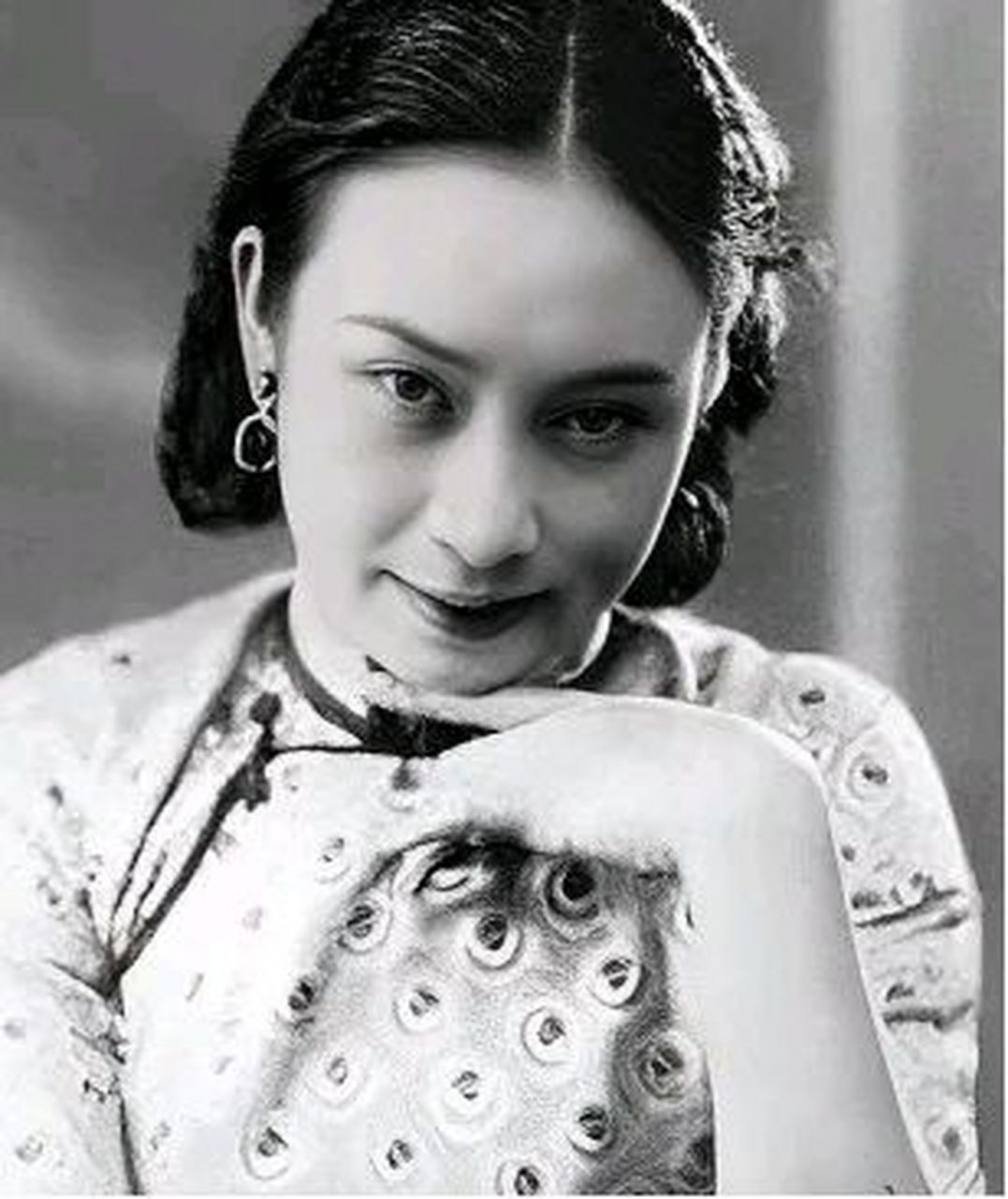 毛人凤躺在病床上奄奄一息,妻子向影心端着一大碗中药走到了毛人凤