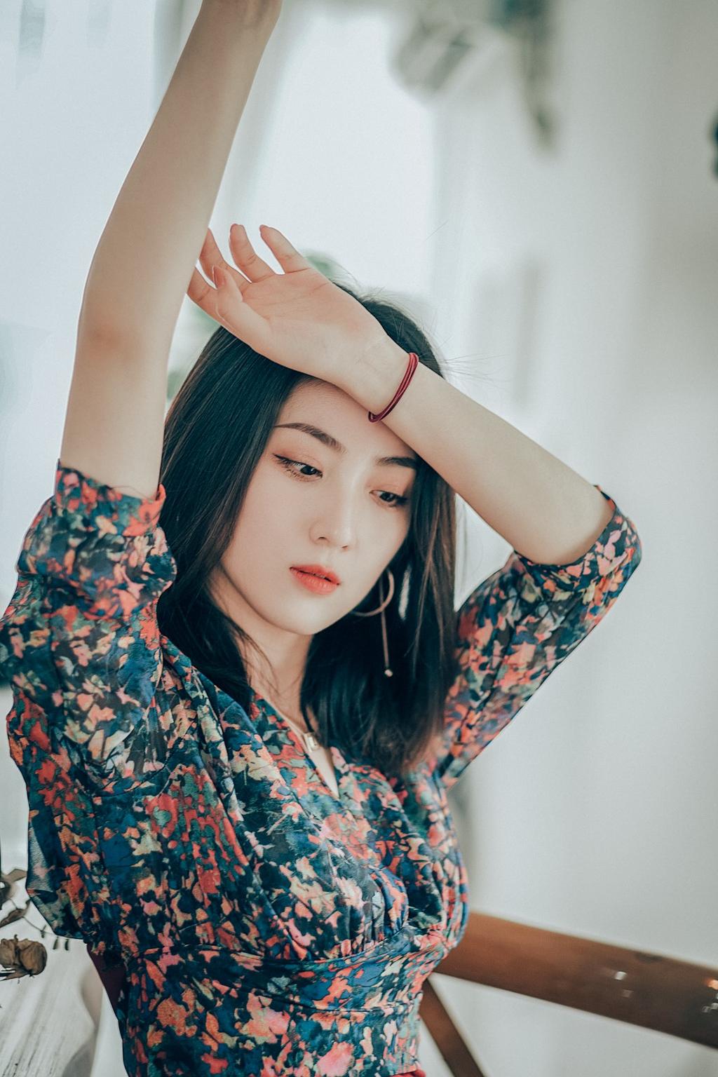 碎花衣加红尼裙,紧束着腰带,显得那么轻盈,那么矫健