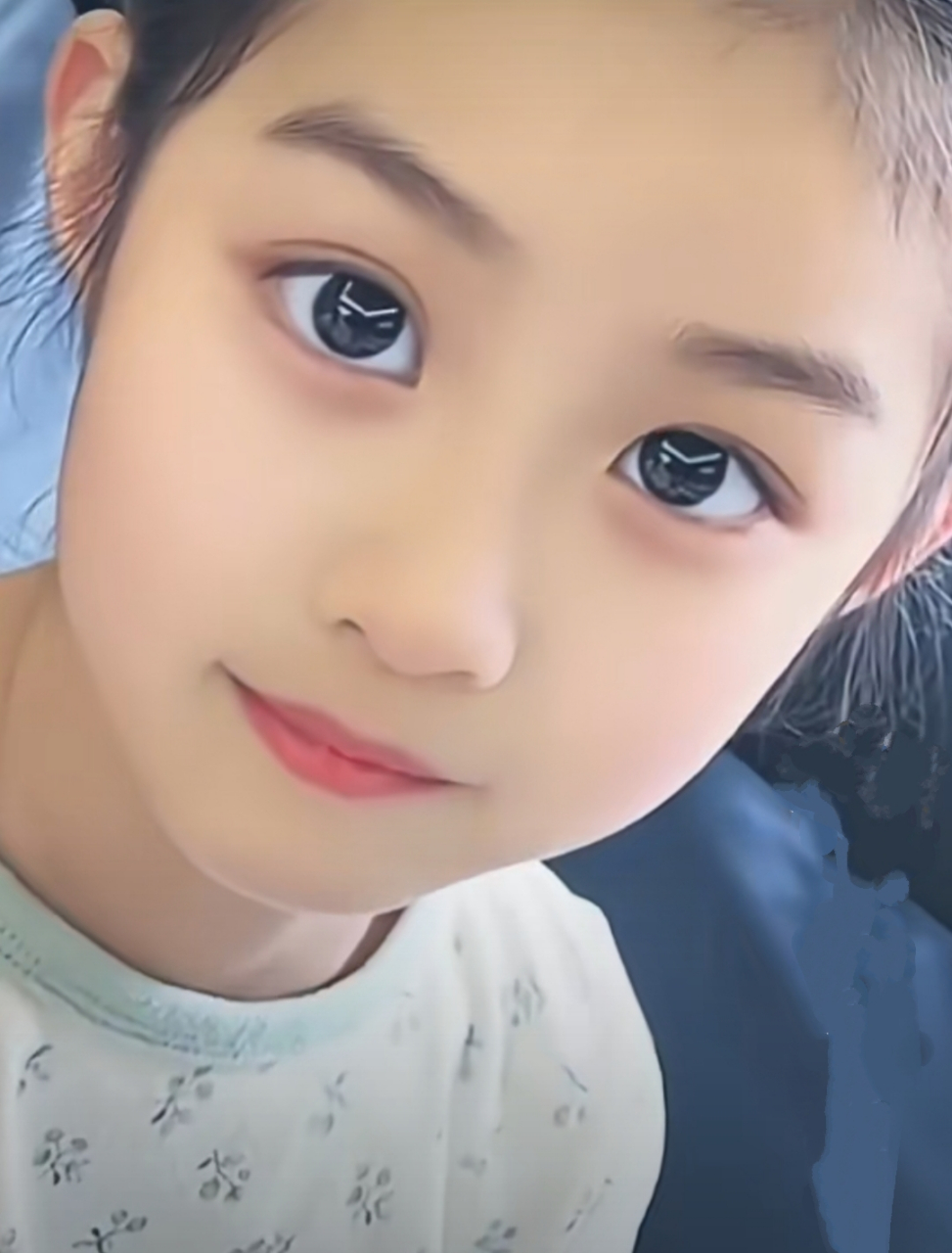 美女0358:好美的小女孩,长着天使的脸蛋,双眼明亮清澈 #娱乐# #美女