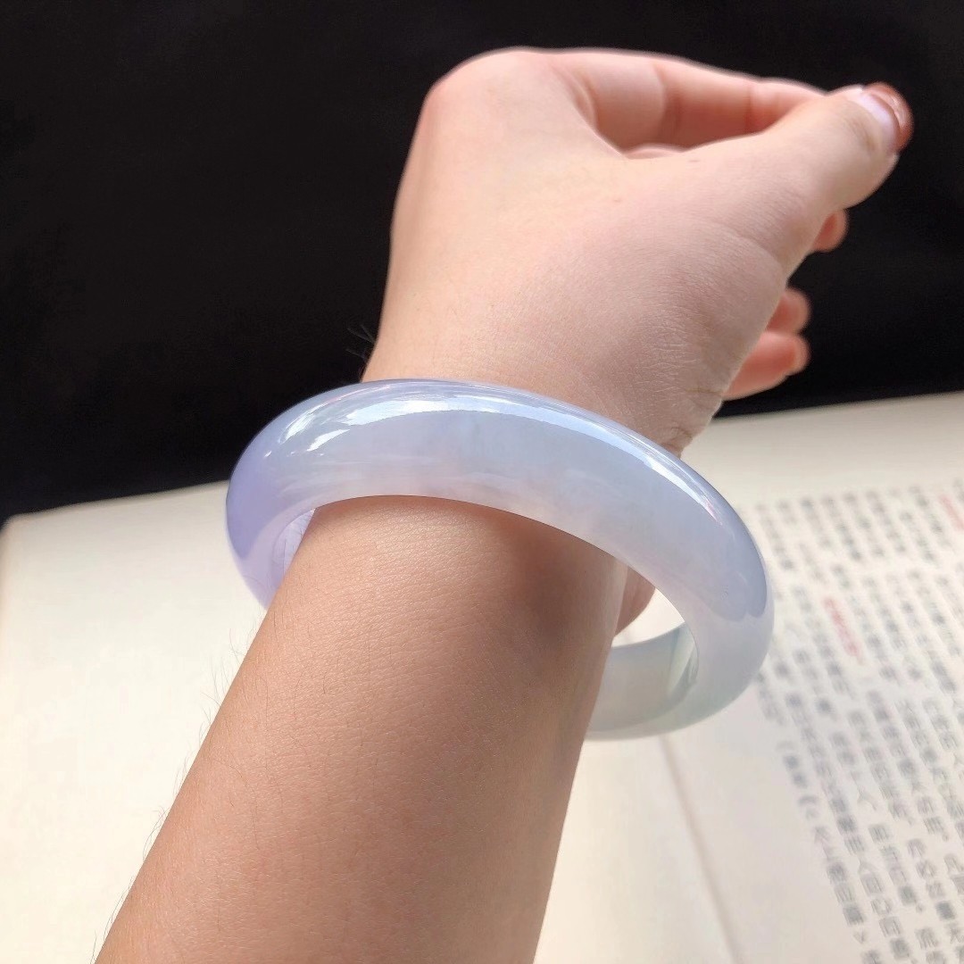 冰种淡春彩翡翠手镯水润凝滑,满圈淡淡粉紫与浅绿底色相融