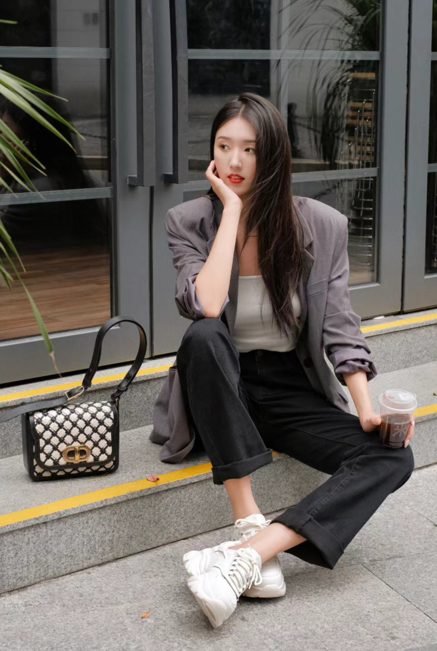 简约黑白灰的搭配 穿上白色运动鞋 职场通勤穿搭