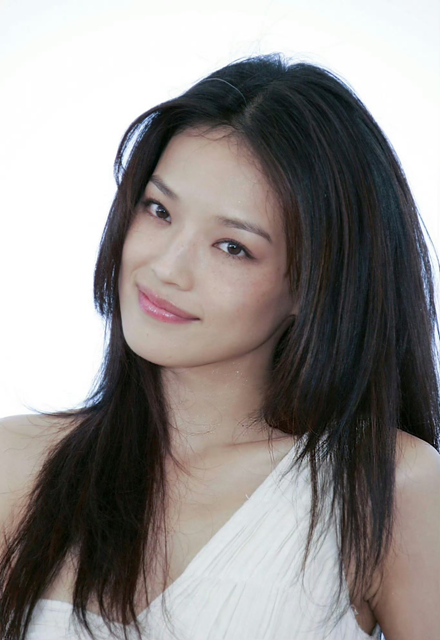 舒淇的美,是一种不用刻意伪装,硬拗出来的美,她的美很松弛很自由,像