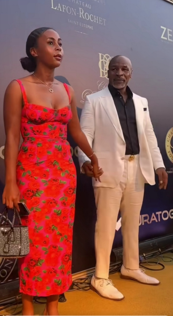 拳王泰森罕见带着小女儿出席活动,满眼都是对孩子的爱意,他当众亲吻