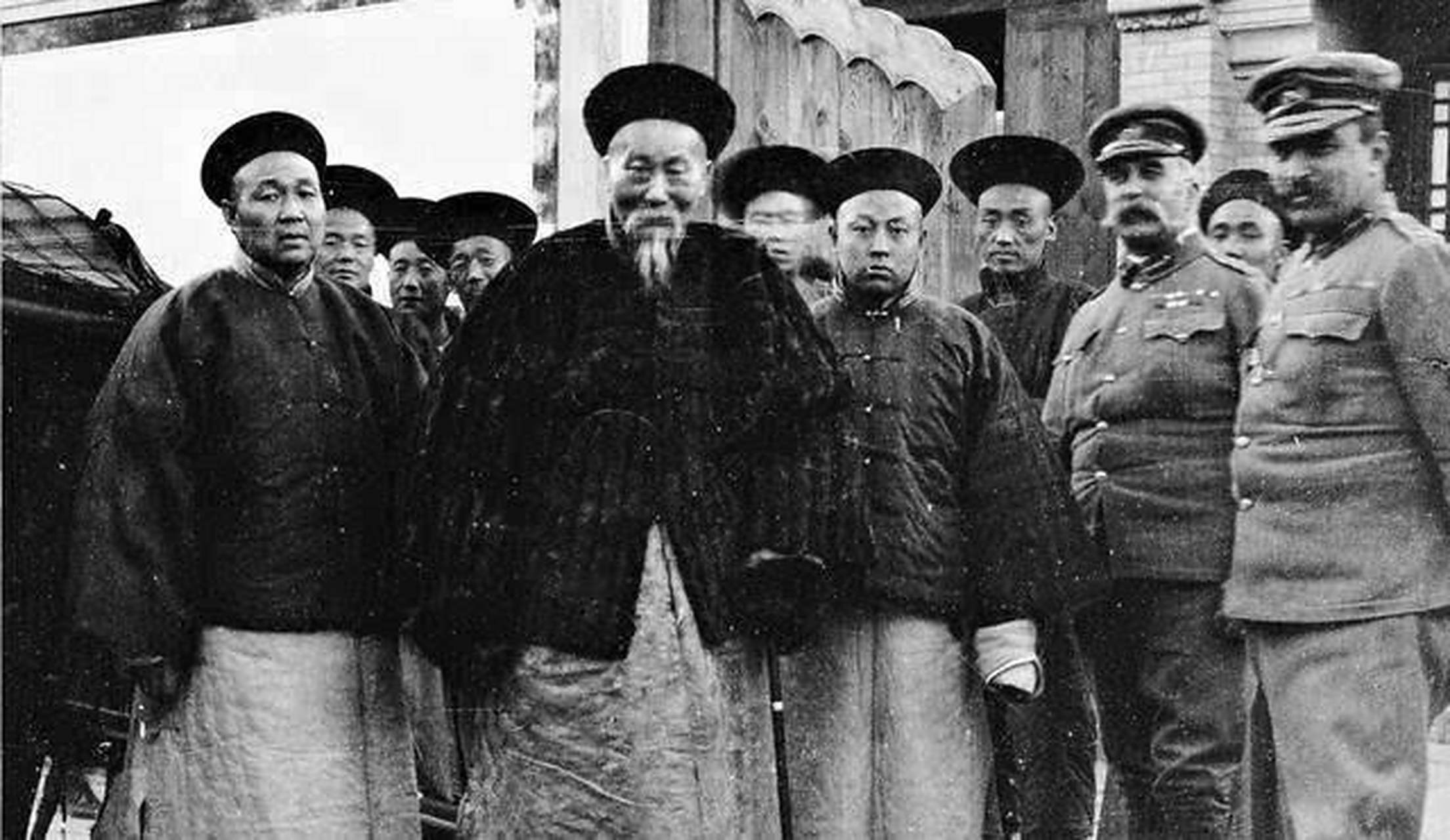 1896年,李鸿章出访德国,他遇见了"铁血宰相"俾斯麦,两人相谈甚欢.