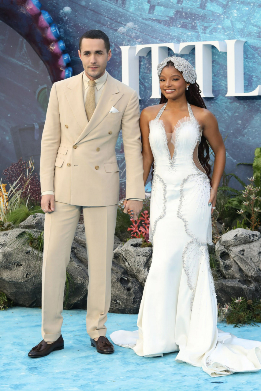 埃里克王子扮演者乔纳豪尔金牵手halley bailey,亮相迪士尼真人版小