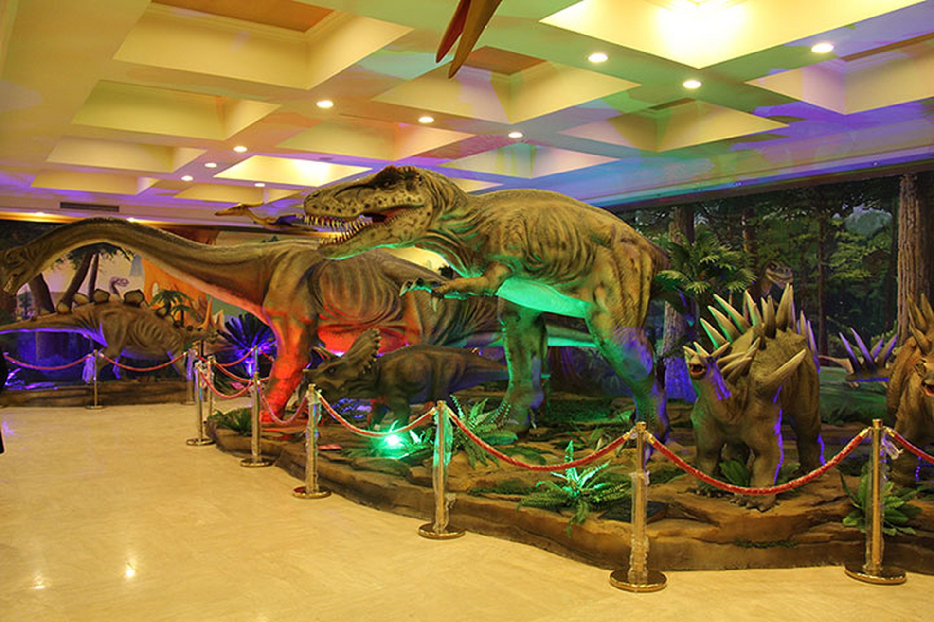 博物馆新展呈现逼真机械恐龙,重现侏罗纪时代,具教育意义并提升互动
