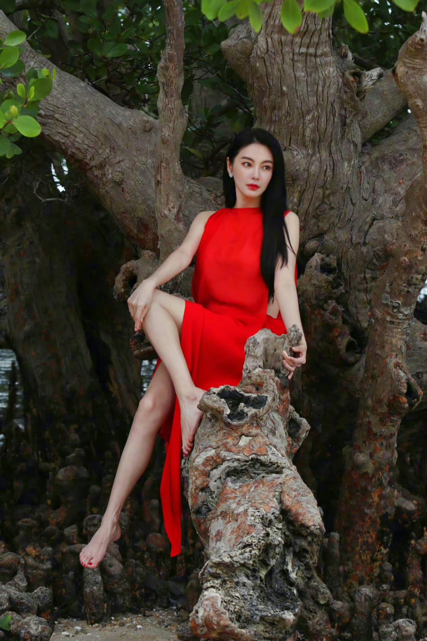明星生图大赏# #美女# 张雨绮长发披肩,身着一袭红裙,气质极佳,大