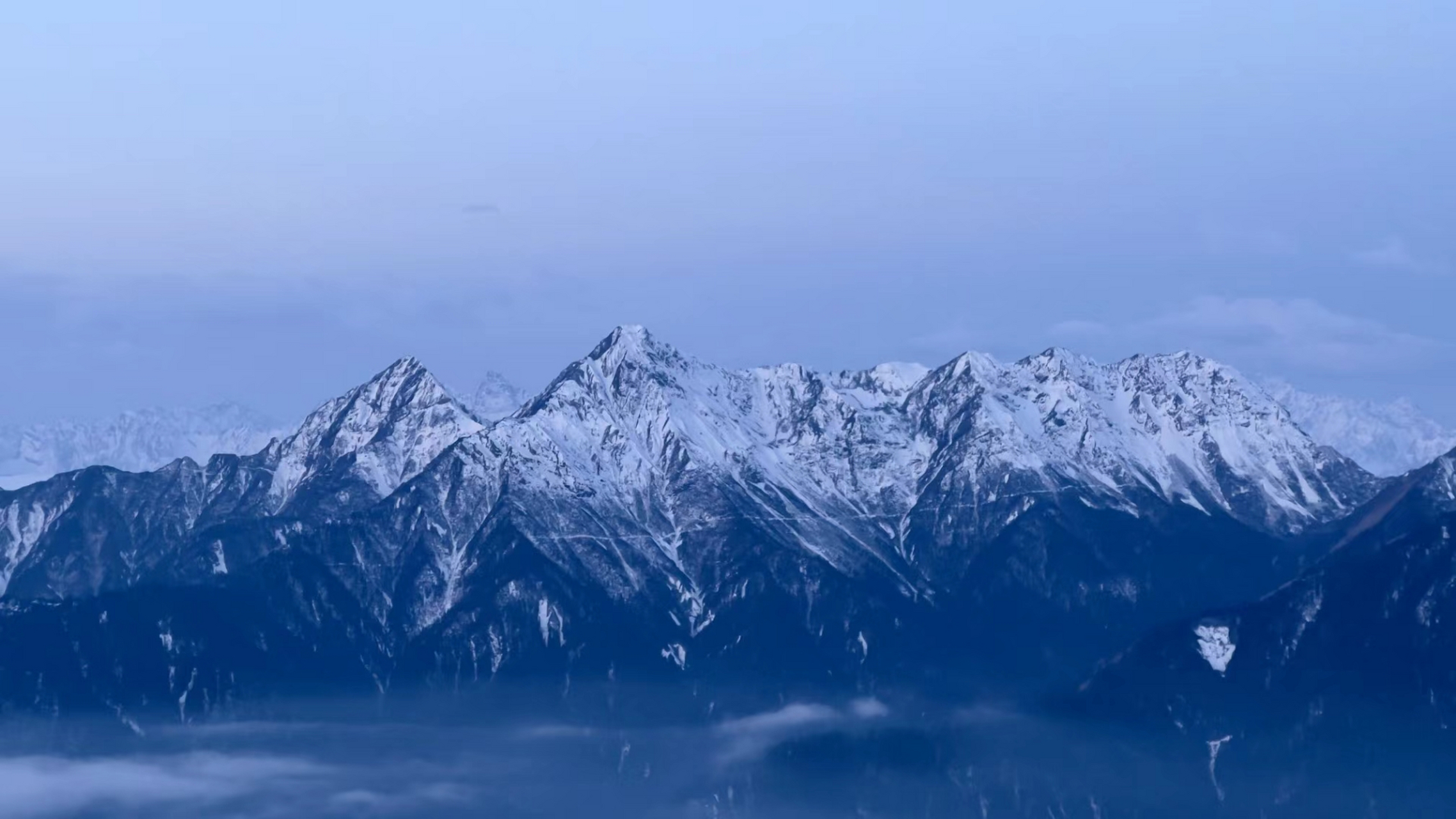 明月出天山,蒼茫雲海間,金庸筆下的江湖,距離我們僅有咫尺之遙.