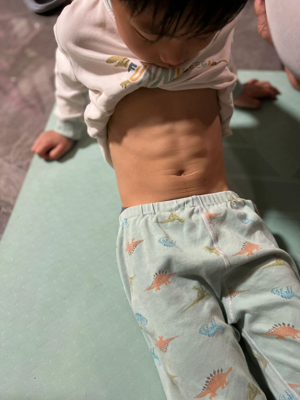 突然发现五岁小孩子也有腹肌,你们家的小朋友有嘛?[挤眼]#孩子