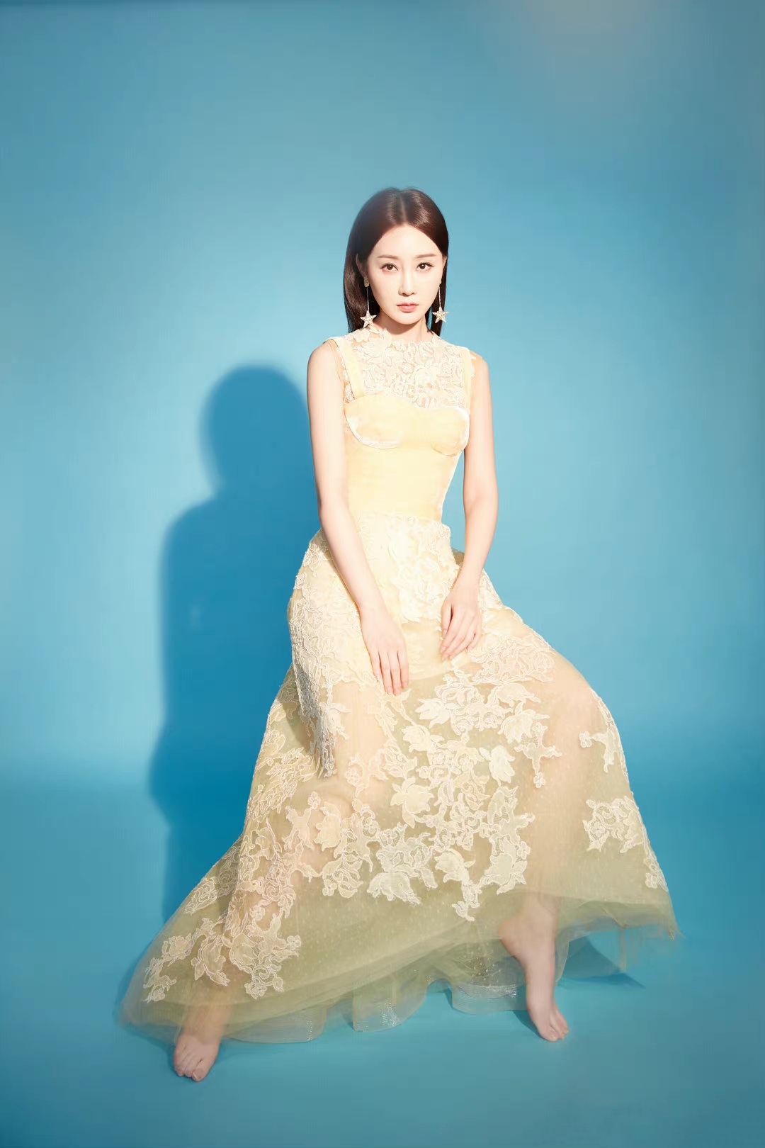 美女林鹏出席活动大秀美足