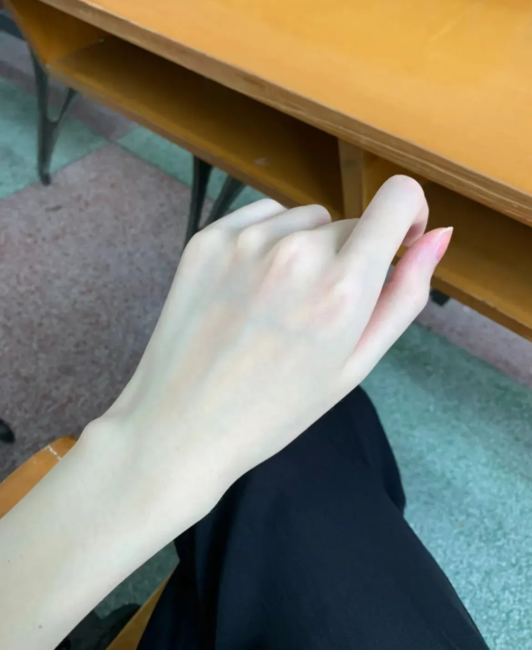 看到一个网友发的, 这就是传说中的纤纤玉手吧, 而且肤如凝脂, 白嫩