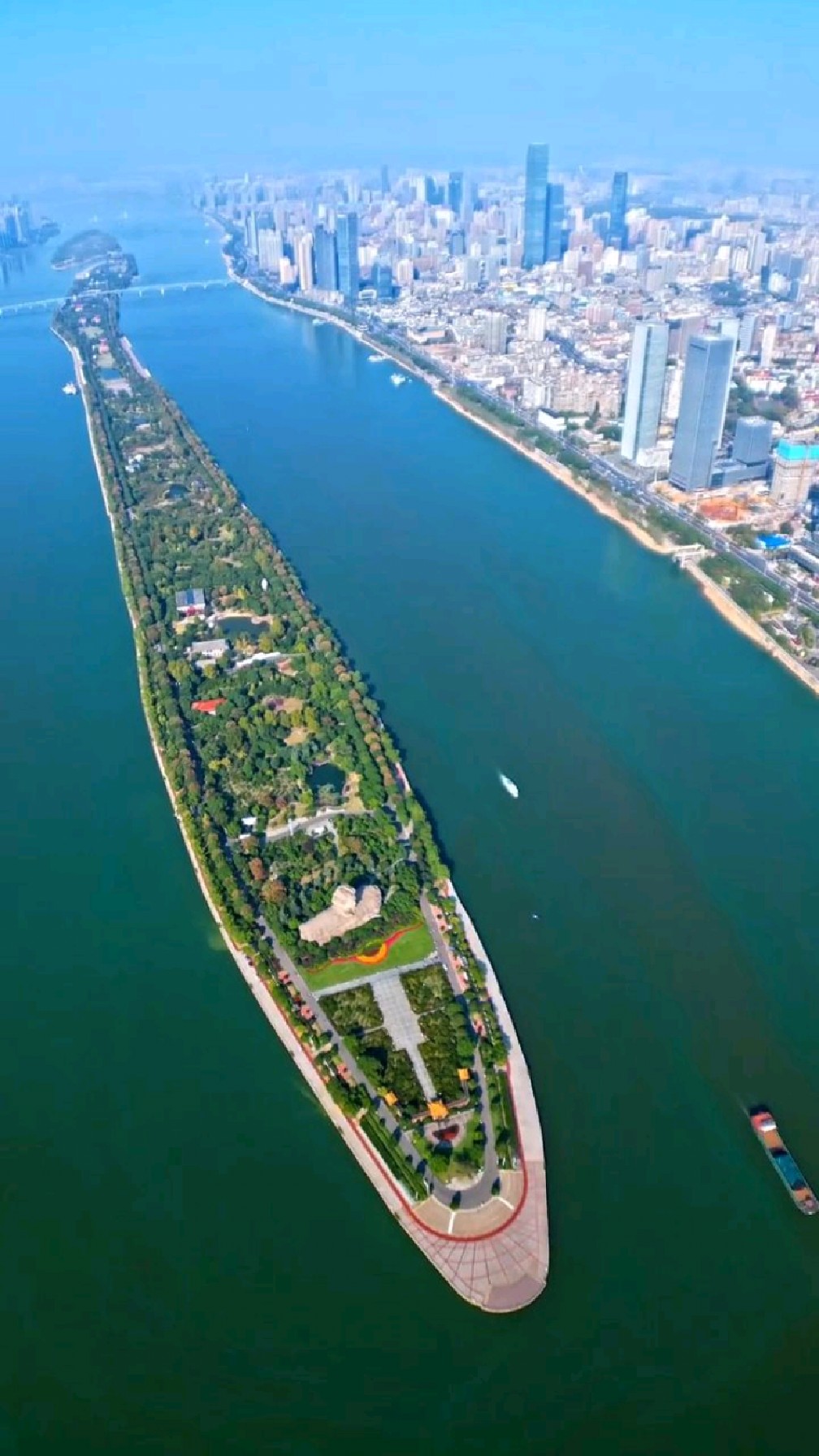 橘子洲头就像一艘超级航母,是一代伟人指点江山的地方!