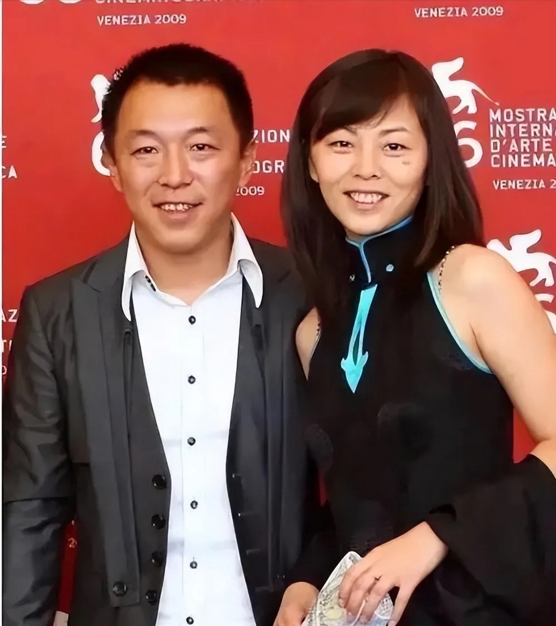 黄渤28岁时,考上了北影学院,但学费不够,女友小欧硬是资助他4年,后来