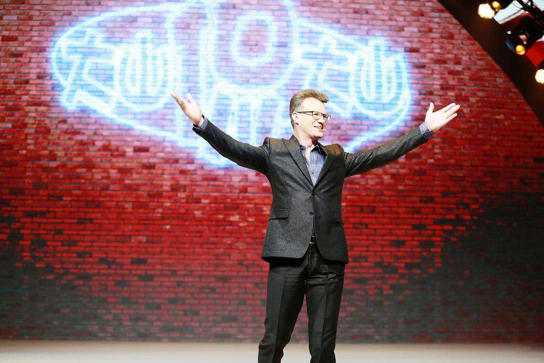 黄西在美国讲脱口秀,就像大山在中国说相声,礼貌的掌声居多