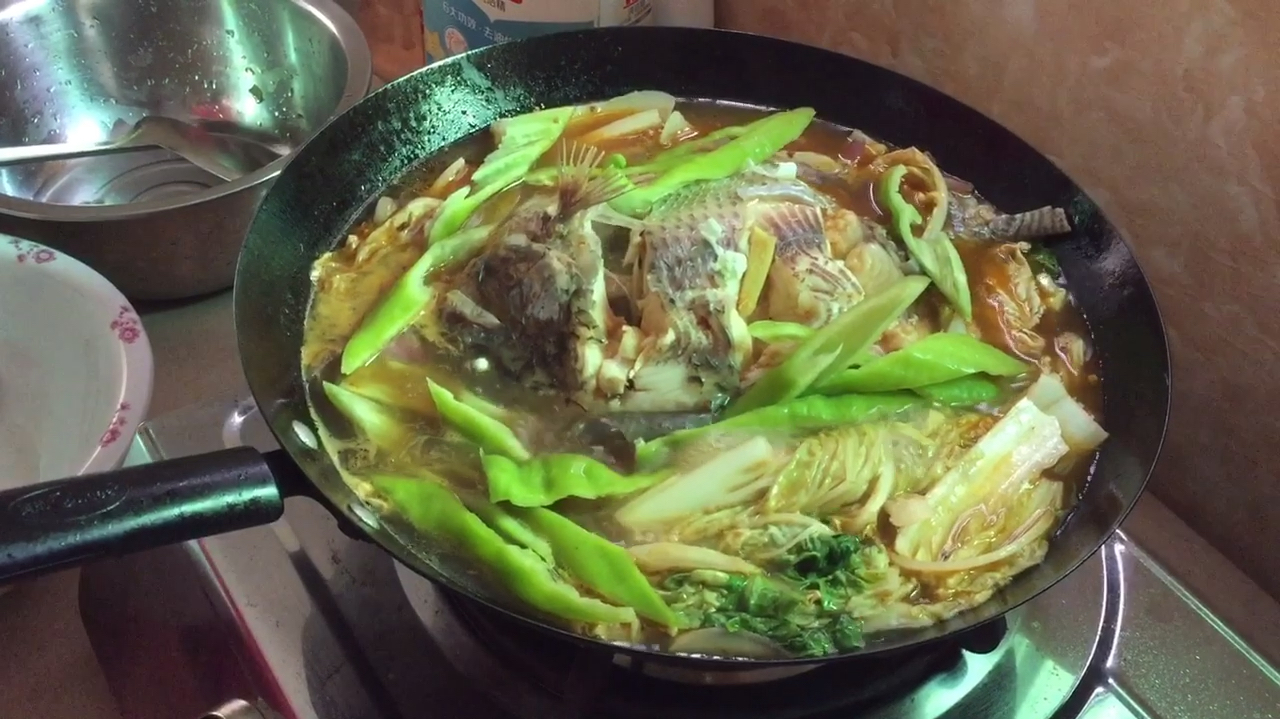 实拍农村家庭式做水煮鱼,经济实惠又健康大人小孩子都爱吃