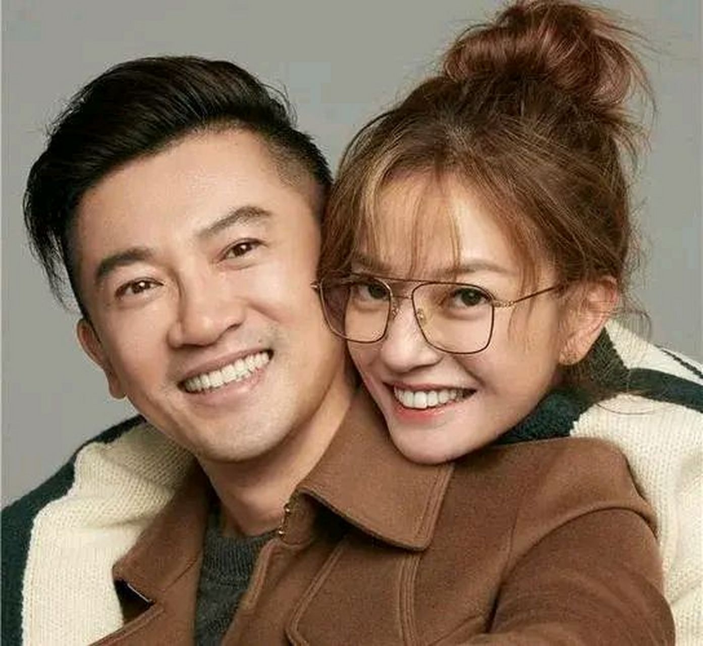 他们参加一个活动,一起走出来,站定,苏有朋下意识去牵赵薇的手,结果